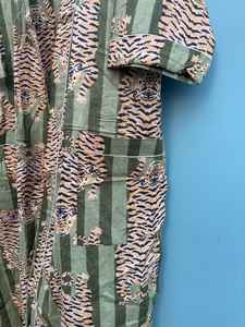 Robe kimono en coton vert tigre style bohème, imprimé au bloc, tenue de villégiature, élégante et décontractée - Product Image 3