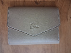 Cartera Corta Delgada de Cuero Vegano para Mujer, Hecha a Mano, con Letra Grabada, Cierre de Botón Minimalista, Forro de PU, para Uso Diario - Product Image 1