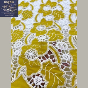 Elegante Tela de Encaje Guipur Floral Amarillo Mostaza y Blanco con Borde Festoneado para Vestido Boubou Kaftan Aso Ebi Nigeriano - Product Image 3