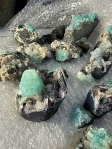 Apophyllite vert-bleuâtre de haute qualité, petits morceaux de cristal brut pour la guérison et l'artisanat - Product Image 3