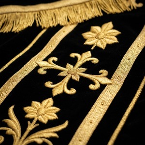 Capa de terciopelo negro de primera calidad, bordada con flecos dorados, para uso en iglesias, estilo unisex, diseño personalizado - Product Image 3