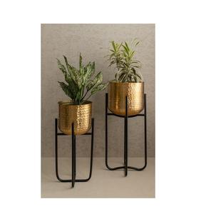Support de plante minimaliste en métal doré avec design éco-responsable pour la maison et le jardin, complémentant l'esthétique d'inspiration scandinave - Product Image 4