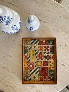 Plateau de service en bois artisanal écologique avec motifs Meena pour cuisine et table à manger, idéal pour cadeaux de Noël, vaisselle et assiettes par UO - Product Image 2