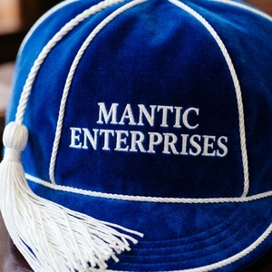 Casquette en velours bleu Mantic Enterprises avec pompon blanc, logo brodé à la main, style anglais, unisexe, pour adulte - Product Image 4