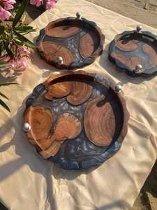 Plateau de service artisanal en bois d'acacia et résine de style nordique avec poignées minimalistes en métal noir pour cuisine et salon de luxe - Product Image 2