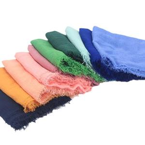 Customizable Logo Hijabs Solid Color Cotton and Linen Women Headscarf New Pleated Monochrome <b>Wool</b> Shaved Scarf Wholesale Hijabs - Product Image 4