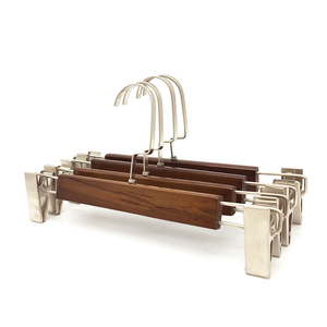 Pinces à pantalons en bois de couleur rétro premium, personnalisables avec logo, adaptées aux magasins de vêtements et aux armoires domestiques. - Product Image 1
