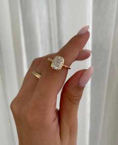 Anillo de compromiso y boda solitario de plata 925 con moissanita VVS de corte esmeralda y engaste invisible certificado, venta al por mayor de fábrica - Product Image 2