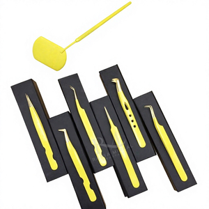 Pince à cils jaune avec revêtement en poudre, pointe en plasma dorée, poignée simple, en acier inoxydable / Ciseaux / Miroir / Emballage en boîte noire - Product Image 4