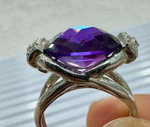 Bague en améthyste naturelle en argent : Signification et bienfaits pour la guérison spirituelle, la protection, l'énergie positive et un style élégant. - Product Image 1