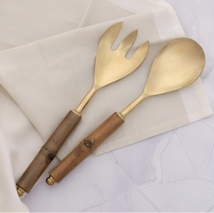 Ensemble de service à salade en acier inoxydable doré de luxe avec manche en bois naturel, ensemble de 2 cuillères et fourchettes pour la cuisine et le restaurant - Product Image 2