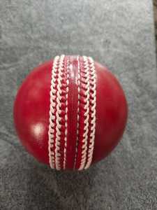 Balle de cricket personnalisée de haute qualité, couleurs et designs de logo sur mesure, balle dure pour les matchs de cricket. Trouvez des icônes similaires, service OEM. - Product Image 4