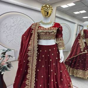 Ensemble Lehenga Choli VASTRA COTTAGE en soie Fandy bicolore, brodé et orné de sequins, avec dupatta en soie Fandy. - Product Image 2