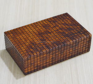 Boîte à bijoux carrée en bois massif faite à la main avec couvercle magnétique, design gravé, bouddhisme, table, montre, emballage cadeau, vente en gros en Inde - Product Image 1