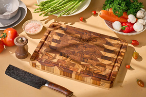 Tabla de cortar rectangular de madera de teca con ranura para jugo y orificio para colgar - Product Image 3