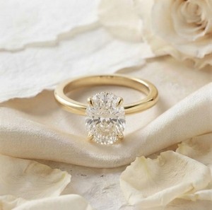 Anillo de compromiso de oro amarillo de 18 quilates para mujer con diamante de corte ovalado y engaste clásico de púas solitario - Product Image 1