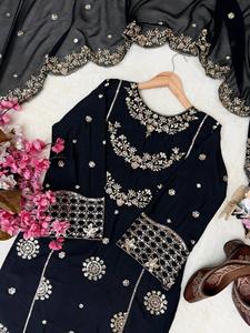 Ensemble haut et pantalon palazzo en crêpe français entièrement brodé de Zari et de sequins, avec dupatta assortie, par un créateur de renom. - Product Image 6