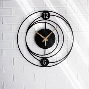 Horloge murale moderne en métal noir ajouré avec un design de chiffres tombants, disponible à prix de gros. - Product Image 3