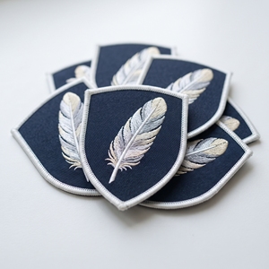 Badge personnalisé hexagonal en forme d'oiseau chouette à poitrine rouge, en sergé blanc avec bordure anthracite, à thermocoller, fournisseur de patchs de marque - Product Image 4