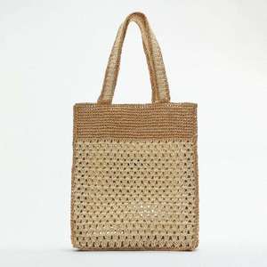 Capture el espíritu de la vida urbana moderna con este elegante bolso de hilo natural con una combinación de colores neutros y una correa resistente. - Product Image 1