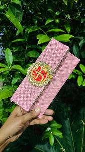 Exquisito sobre festivo de yute hecho a mano con un radiante motivo de esvástica dorada e intrincados adornos Kundan. - Product Image 3