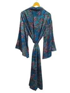 Kimono de Seda Hecho a Mano con Parches de Sari, Túnica Larga para Dormir o como Cubrebaño, Kimono de Seda Sari Reciclada Vintage Hecho a Mano en India - Product Image 4