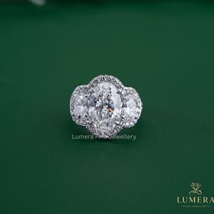 แหวนหมั้นเพชรทรงรี LUMERA FINE JEWELLERY หรูหรา ประดับเพชรเลี้ยงในห้องปฏิบัติการ รับรองโดย IGI ดีไซน์สามเม็ดล้อมเพชร ทองคำแท้ 14K แบบแยกส่วน - Product Image 2