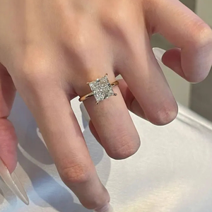 Bague de fiançailles solitaire en diamant de laboratoire taille princesse 1 carat, clarté VS, sertie à quatre griffes, en or jaune 14K plaqué rhodium - Product Image 3