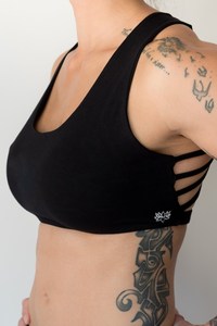 Sujetador Deportivo Transpirable de Alta Sujeción DynamicEdge con Logotipo Frontal para Entrenamiento Físico - Rapid Flex, Sujeción Fuerte - Product Image 2