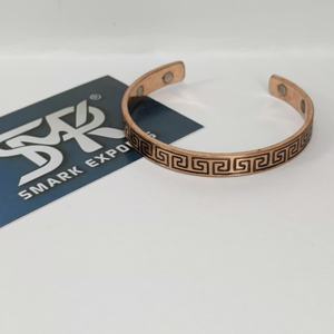 Brazalete Abierto Magnético de Cobre Tradicional Premium, Hecho a Mano, Ajustable, Ligero, con Diseño Grabado de Llave Griega - Product Image 6