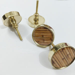 Armoires nordiques réglables en bambou Boutons de commode Aspect naturel Encadrement en laiton Utilisation polyvalente sur armoire et tiroir - Product Image 1