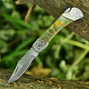 Couteau pliant artisanal OEM personnalisé de Damas avec manche gravé et étui en cuir - Product Image 1