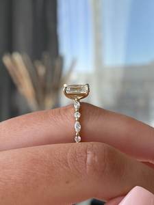 Anillo de compromiso con diamante cultivado en laboratorio con corte esmeralda de 2.51 quilates, certificado por IGI, para mujer, oro sólido de 14k, regalo de boda o promesa para novia. - Product Image 2