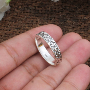 Bague de mariage vintage en argent sterling 925, finition oxydée antique, motif floral, pour femme, bijoux fins, prix d'usine, vente en gros - Product Image 1