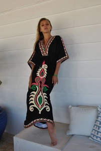 Robe kaftan élégante noire brodée pour femmes, robe maxi bohème ethnique, col en V, manches courtes, robe kaftan - Product Image 2