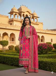 Kurti/Kurta de créateur de mode sud-indienne, rose, avec broderie lourde des deux côtés, sur mesure, à prix raisonnable. - Product Image 4