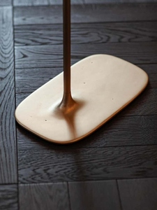 Table d'appoint au design élégant - laiton brossé, table d'appoint moderne minimaliste de luxe, pied fin de qualité supérieure, table en forme de C - Product Image 2