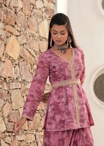 Kurta rose oignon style veste avec broderies à la main et jupe drapée - Product Image 6