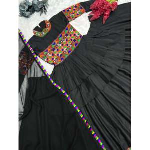 Beaux vêtements régionaux Kediyu Lehenga et Dupatta avec un vrai travail manuel en miroir - Product Image 2