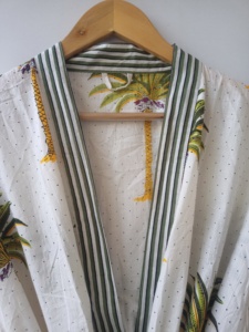 Kimono largo de algodón hecho a mano con estampado de palmeras, cuello en V, con bolsillos y borde a rayas en contraste, ajuste cómodo. - Product Image 3