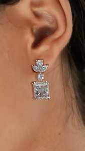 Pendientes de Diamantes Cultivados en Laboratorio de 2 Quilates, Corte Princesa, E VS1, Oro de 14k, Ovalados con Halo - Product Image 2