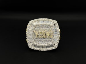 Bague de fiançailles et de mariage tendance en argent moissanite sertie de griffes, style luxe glacé - Product Image 6