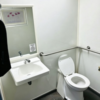 Remorque WC portable trois postes, toilettes pour hommes, femmes et accessibles aux personnes à mobilité réduite, rampe en aluminium pour fauteuil roulant, salle de bain mobile à louer