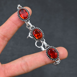 Bracelet de luxe unisexe en argent sterling plaqué argent avec grenat rouge et diamants de laboratoire, taille ovale 10x14 mm, 5 pierres, réglable - Product Image 2