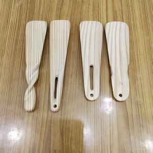 Cuchara para Zapatos de Madera de Pino Hecha a Mano – Duradera y Natural, al Mejor Precio - Product Image 1