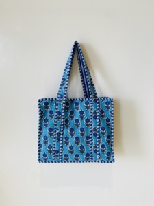 Bolso Tote Acolchado con Estampado Indio |   Bolso de hombro de algodón azul hecho a mano |   Bolsa Ecológica para Compras y Playa - Product Image 4