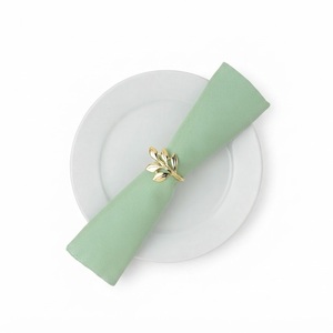 Servilletero de diseño de hoja chapado en oro hecho a mano, anillos ecológicos para decoración de mesa en cenas navideñas festivas y eventos especiales - Product Image 1