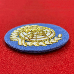Écusson de blazer personnalisé, emblème globe, brodé rond, cousu main, fil doré, style classique, écologique - Product Image 3
