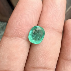 Esmeralda Zambiana Natural Genuina de 2.86 Quilates, Verde Vibrante, Facetada, Gema Suelta para Joyería Fina Personalizada de Diseñador - Product Image 3