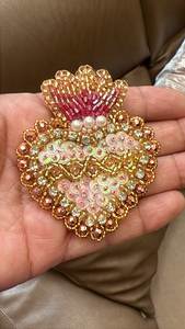 Broche de Rosas Bordadas a Mano Personalizable con Cuentas para Niños, Hombres, Mujeres y Unisex - Regalo para Bodas y Fiestas - Product Image 5